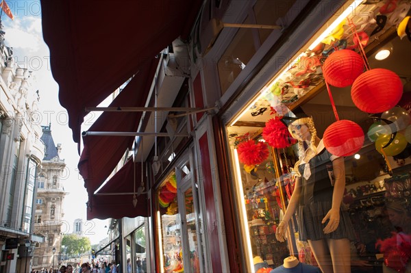 Rue Du Temple, Boutique De Costumes Et Hôtel De Ville