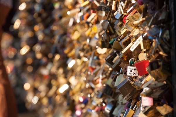 Pont Des Arts, Cadenas d'Amour Sur Les Grilles