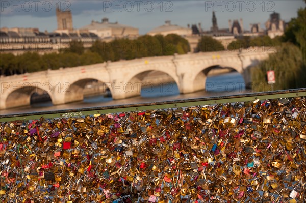 Pont Des Arts, Cadenas d'Amour Sur Les Grilles