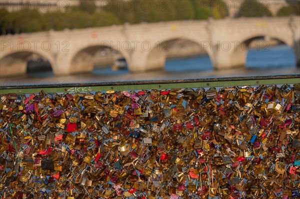 Pont Des Arts, Cadenas d'Amour Sur Les Grilles