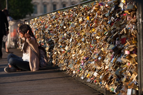 Pont Des Arts, Cadenas d'Amour Sur Les Grilles