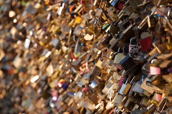 Pont Des Arts, Cadenas d'Amour Sur Les Grilles