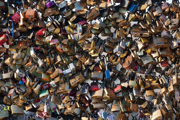 Pont Des Arts, Cadenas d'Amour Sur Les Grilles