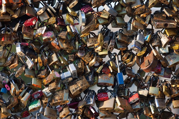 Pont Des Arts, Cadenas d'Amour Sur Les Grilles