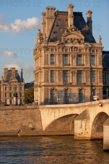 Pont du Carrousel Et Pavillon De Flore Du Musée du Louvre,