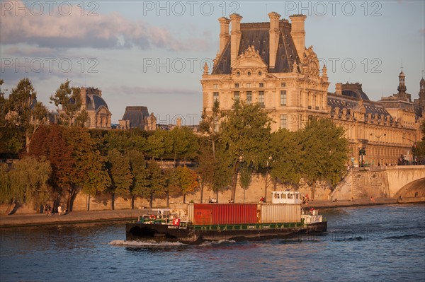 Pont du Carrousel Et Pavillon De Flore Du Musée du Louvre, Péniche Porte Conteneurs