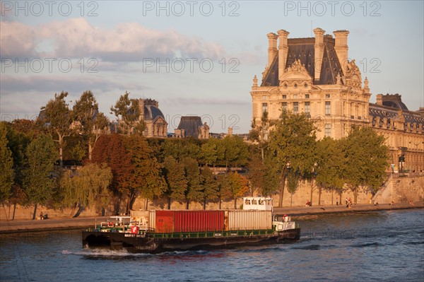 Pont du Carrousel Et Pavillon De Flore Du Musée du Louvre, Péniche Porte Conteneurs