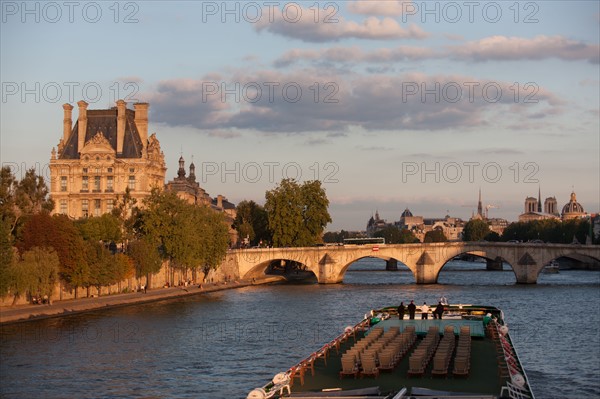 Pont du Carrousel Et Pavillon De Flore Du Musée du Louvre,