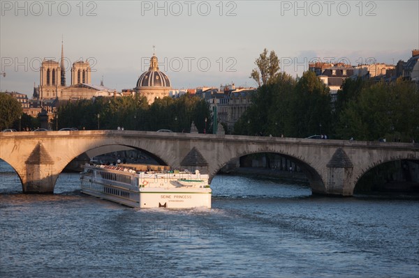 Pont du Carrousel Et Bateau Touristique,Notre Dame Et Coupole De L'Institut