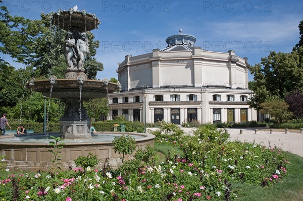 Avenue De Marigny, Theatre Marigny Vu depuis Lesjardins Des Champs Elysaces