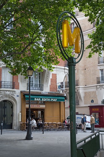 Porte de Bagnolet, Place Edith Piaf