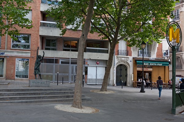Porte de Bagnolet, Place Edith Piaf