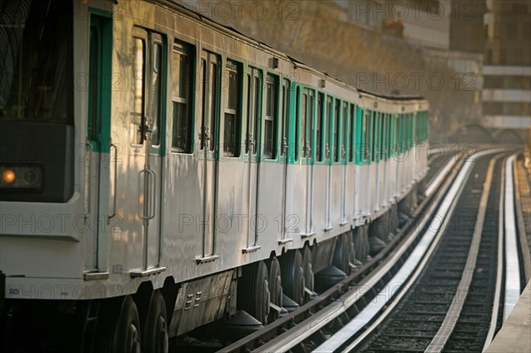 Métro de la ligne 6 à Paris