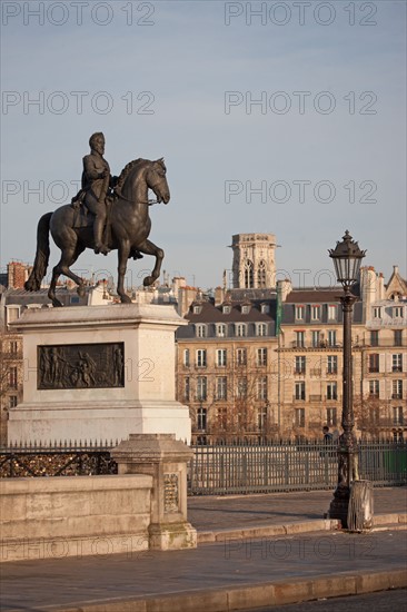 Pont Neuf, Statue d'Henri IV