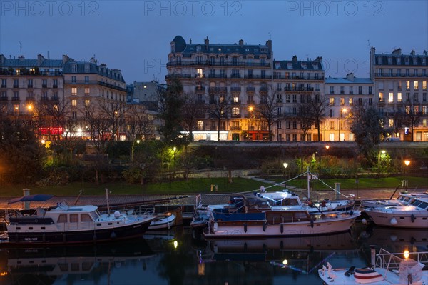 Place De La Bastille, Bassin et Port de l'Arsenal