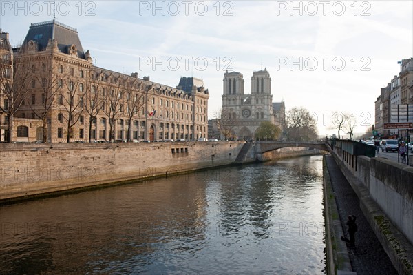 Quai de Montebello, La Seine et Notre Dame