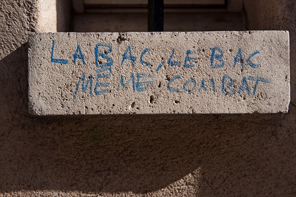 Grafitti sur le mur du Lycée Charlemagne, Paris