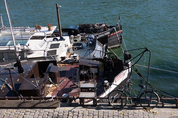 Quai De Conti, Péniches Ammaraces Sur La Seine