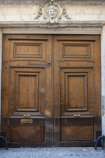 4 rue Ferou, Porte en bois