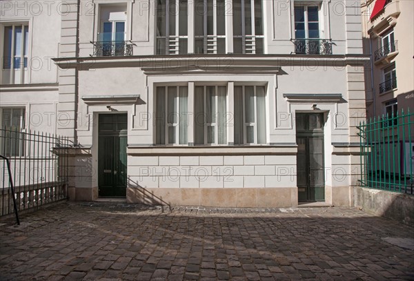 8e Arrondissement, 1Rue Lord Byron