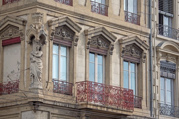 Lyon, sculpture d'angle Place des Cordeliers