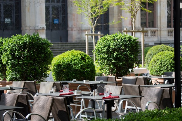 Lyon, terrasse de cafe Place de la Bourse
