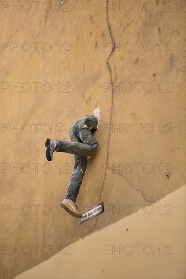 Lyon, oeuvre "Droit dans le mur"