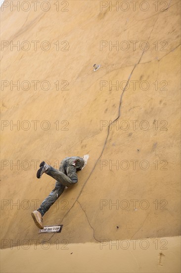 Lyon, oeuvre "Droit dans le mur"