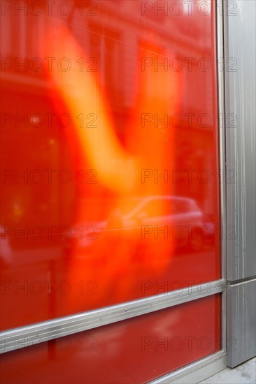 Lyon, vitre avec film opaque rouge