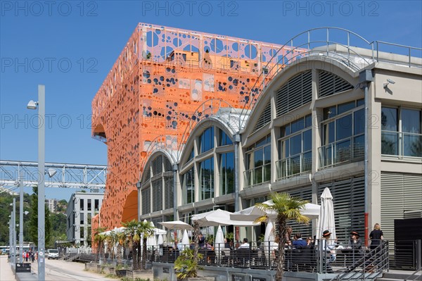 Lyon, Immeuble "Le Cube Orange" dans le quartier Confluence