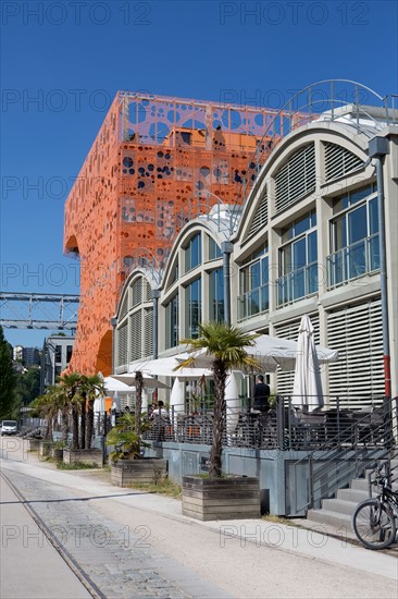 Lyon, Immeuble "Le Cube Orange" dans le quartier Confluence