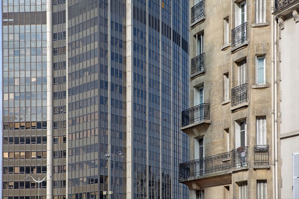 Paris, Immeuble ancien contrastant avec la Tour Montparnasse