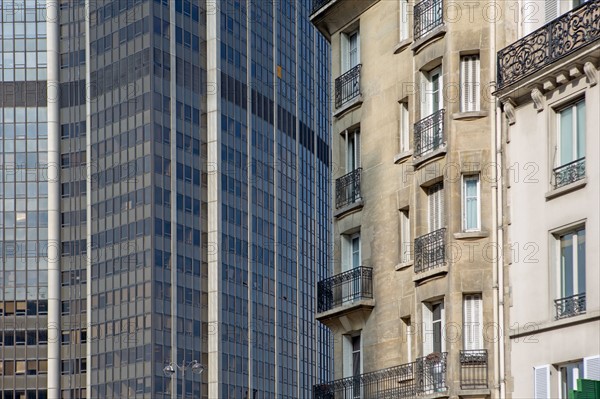 Paris, Immeuble ancien contrastant avec la Tour Montparnasse