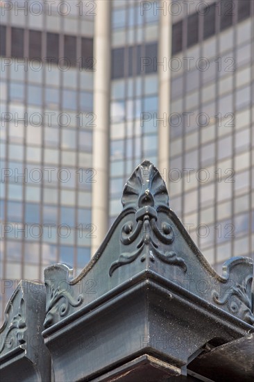 Kiosque devant la Tour Montparnasse