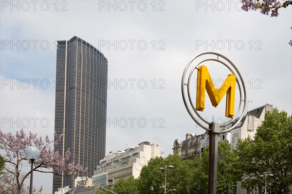 Paris, Tour Montparnasse vue depuis l'Avenue du Maine