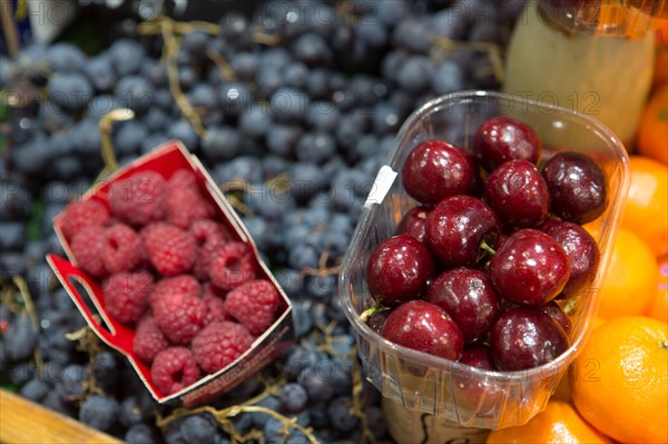 Framboises, cerises et myrtilles