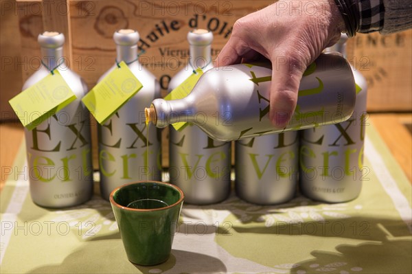 Bouteilles d'huile d'olive de la marque Oliviers & Co