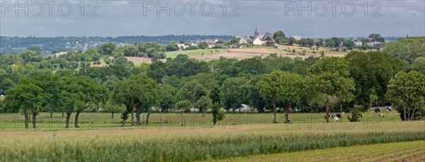 Panorama sur le village d'Ardevon et les champs