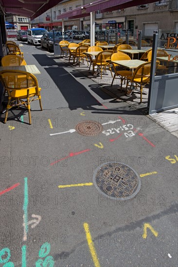 Saint-Lô, terrasse de café et marquage au sol