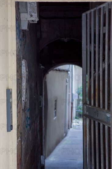 Nantes, ruelle et grille