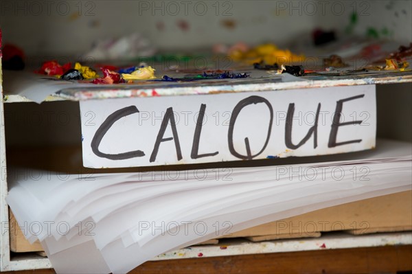 Paris, Atelier Elzevir, palettes et feuilles de calque