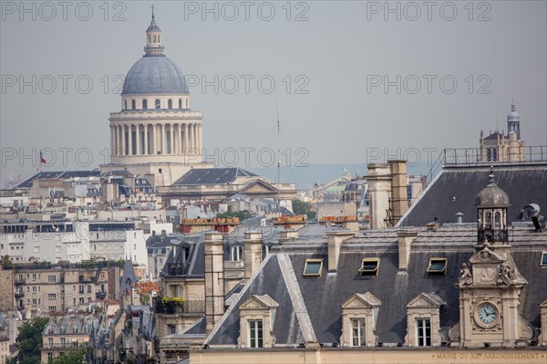 Paris, vue sur la mairie du 13e arrondissement et la coupole du Panthéon