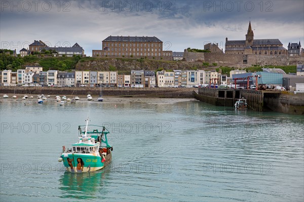 Port de Granville, départ d'un chalutier