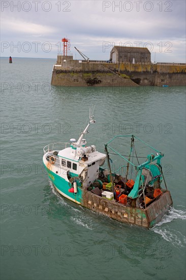 Port de Granville, départ d'un chalutier