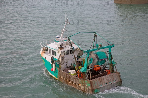 Port de Granville, départ d'un chalutier