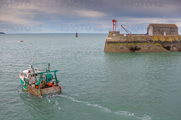 Port de Granville, départ d'un chalutier