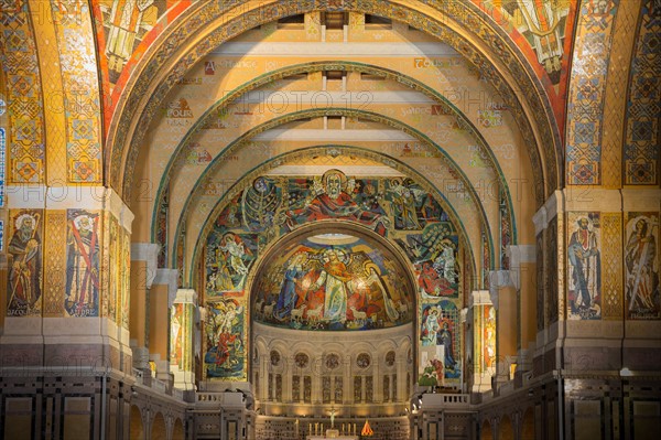 Basilique Sainte-Thérèse de Lisieux, vue intérieure