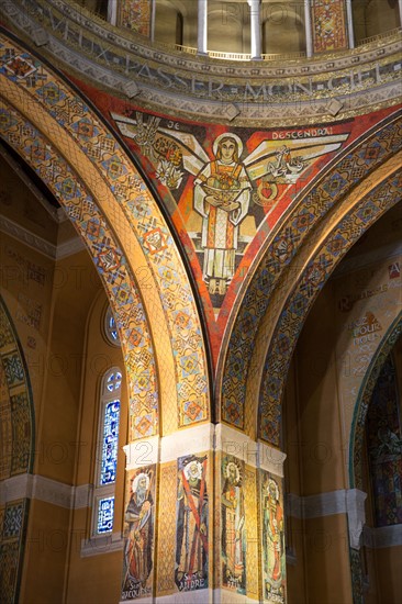 Basilique Sainte-Thérèse de Lisieux, vue intérieure