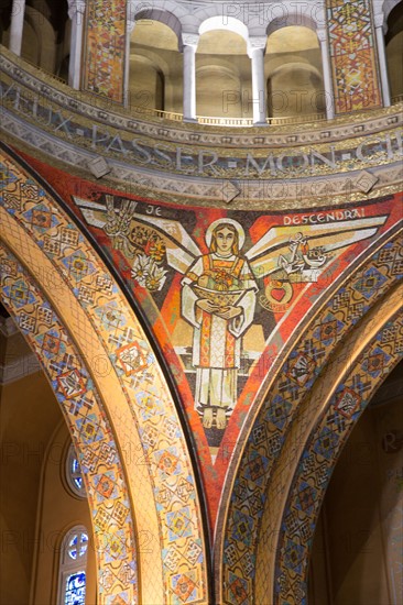 Basilique Sainte-Thérèse de Lisieux, vue intérieure