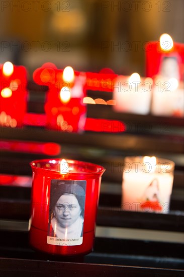 Basilique Sainte-Thérèse de Lisieux, veilleuses votives à l'effigie de la sainte